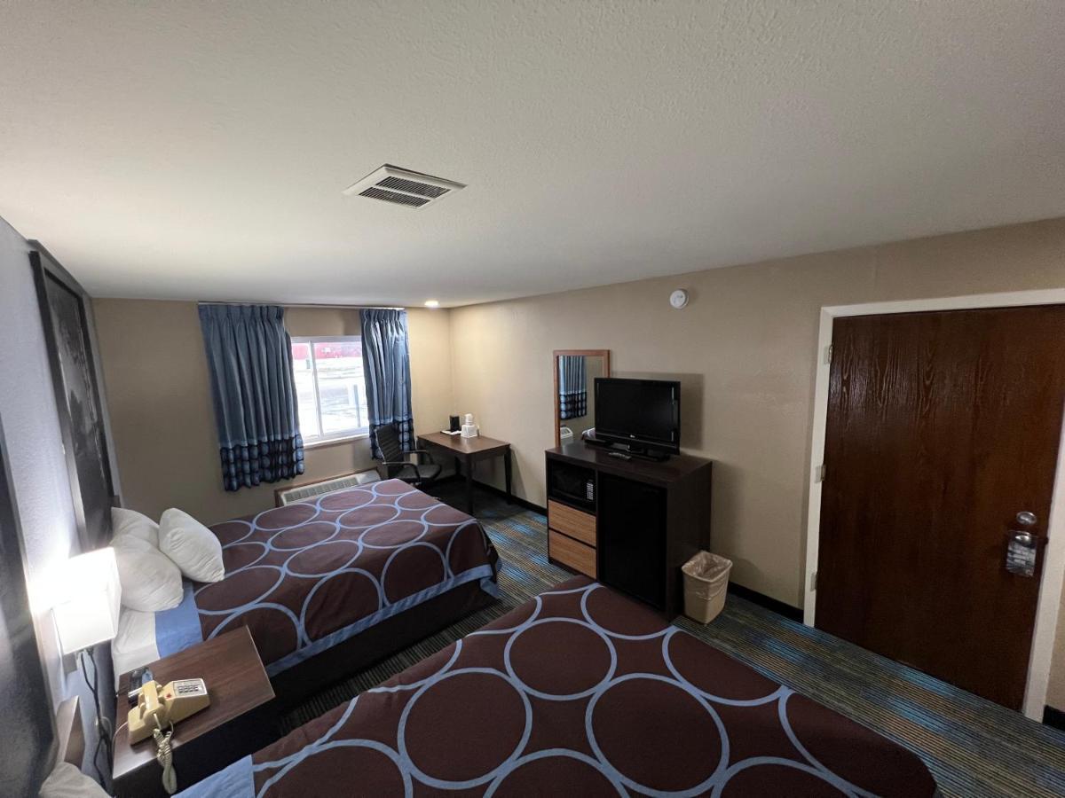 Super 8 By Wyndham Escanaba Extérieur photo