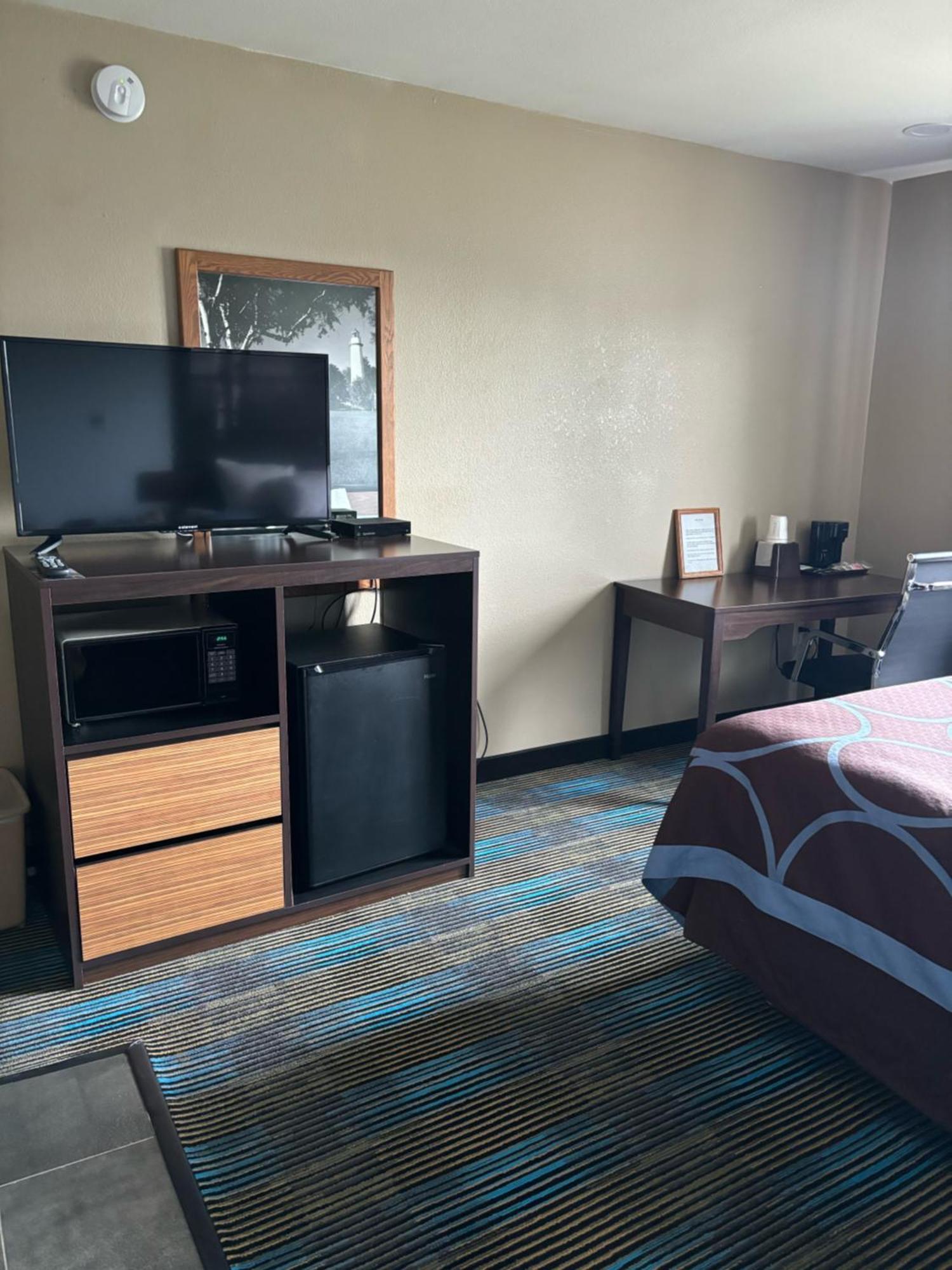 Super 8 By Wyndham Escanaba Extérieur photo