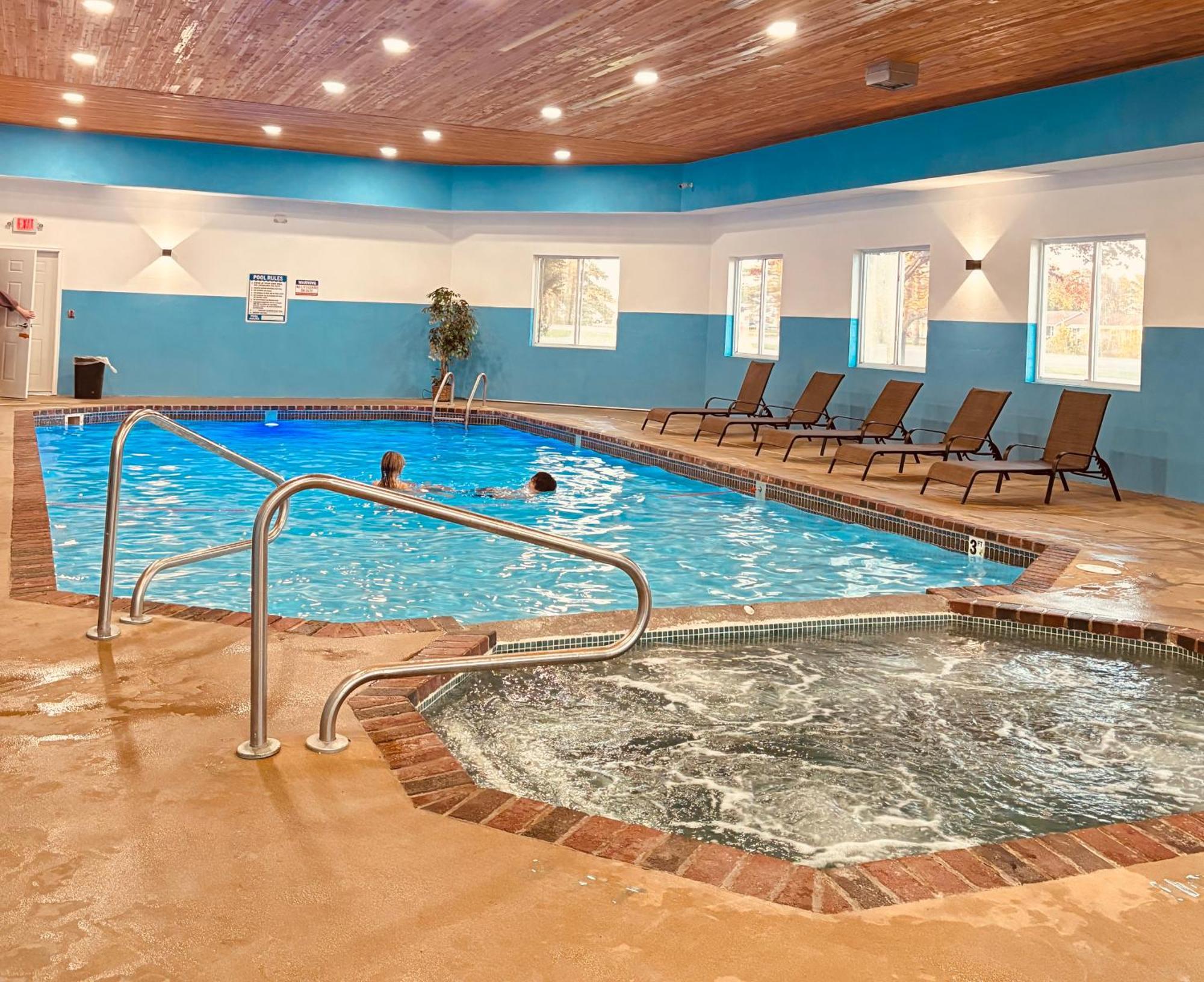 Super 8 By Wyndham Escanaba Extérieur photo